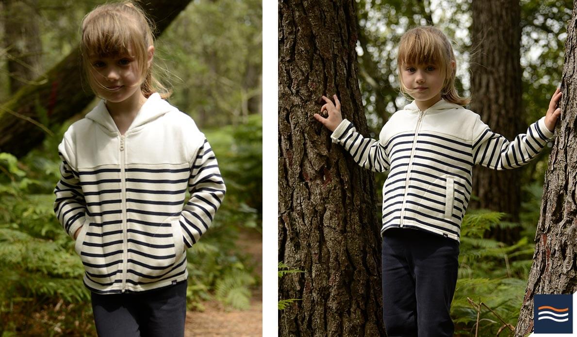 Joli sweat à capuche en molleton marinière très doux et facile d'entretien pour des enfants bien au chaud.